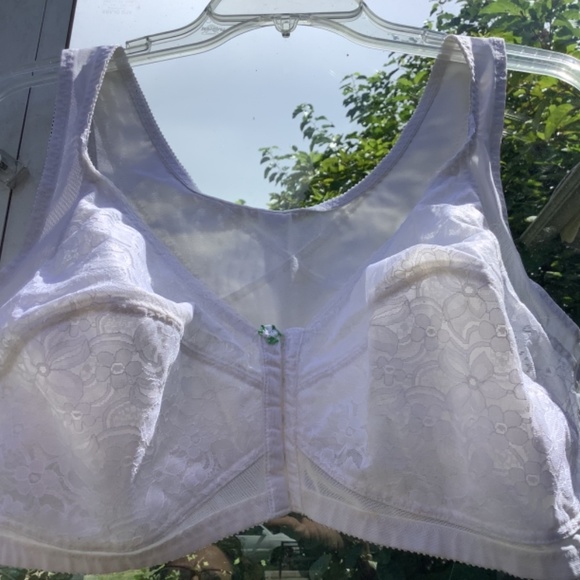 Lacy Flattering Bra size 52B front hook closure. NEW. - Picture 4 of 8